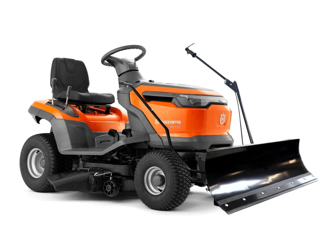 Trattorino tosaerba Husqvarna TS 112 con pacchetto invernale e cesto raccogli-erba da 210 litri