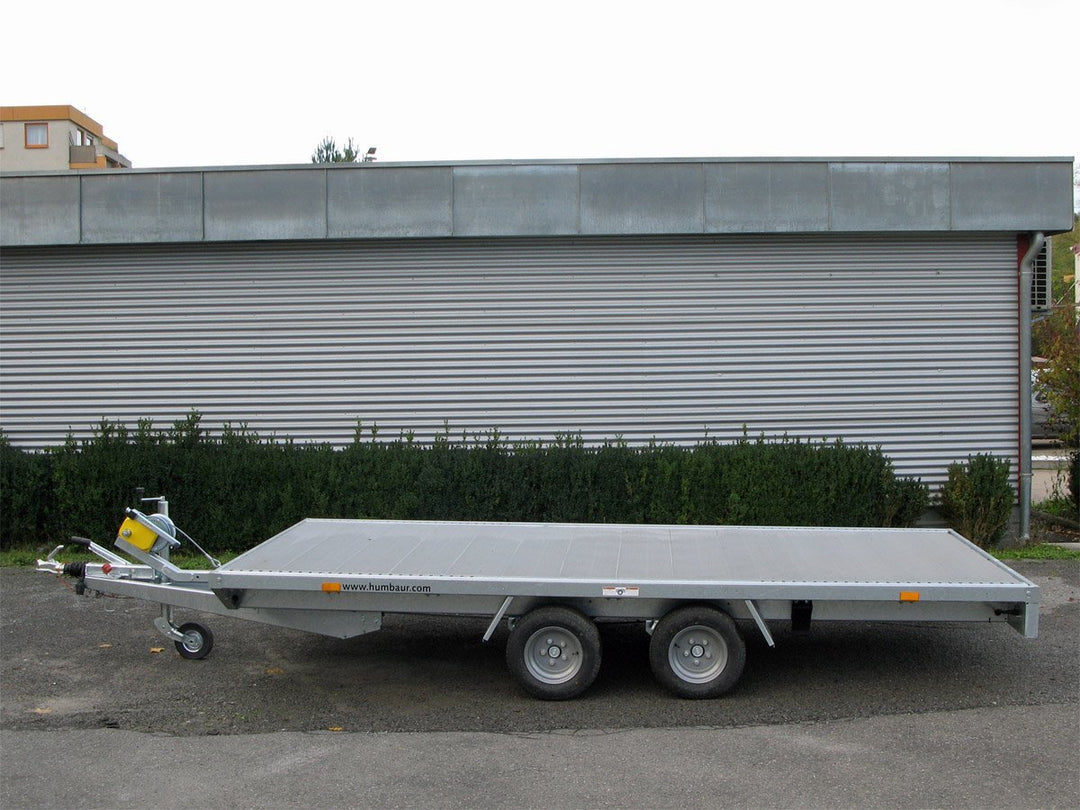 Rimorchio per trasporto auto Humbaur Universal 3000 con pavimento in alluminio, verricello e rampe